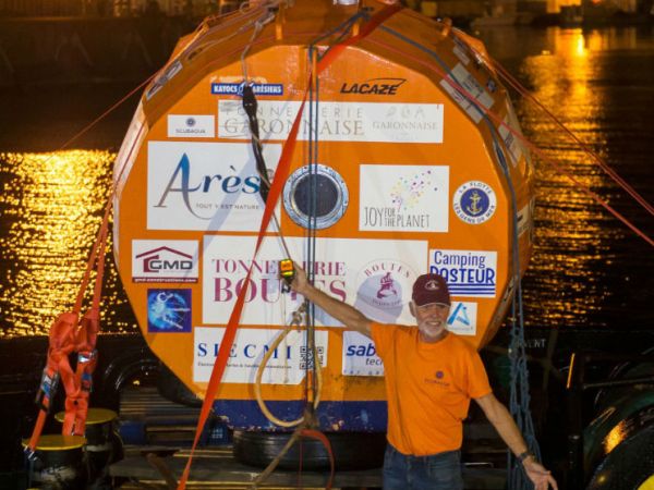 El aventurero francés Jean-Jacques Savin ha cruzado el Atlántico montado en un barril gigante